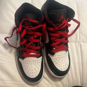 AIR JORDAN RETRO 1 MID CASUAL SHOES
Big kid 6